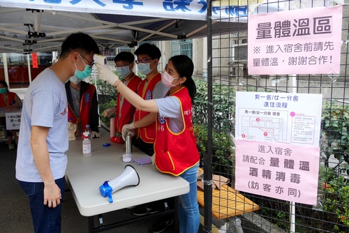 台灣校園排隊檢測體溫與消毒場景
